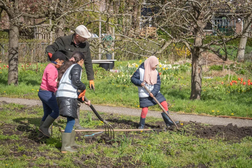 kinderen van de piezo talentenacademie buytenwegh werken mee in de tuin bij de zoete aarde fotograaf jeroen stahlecker
