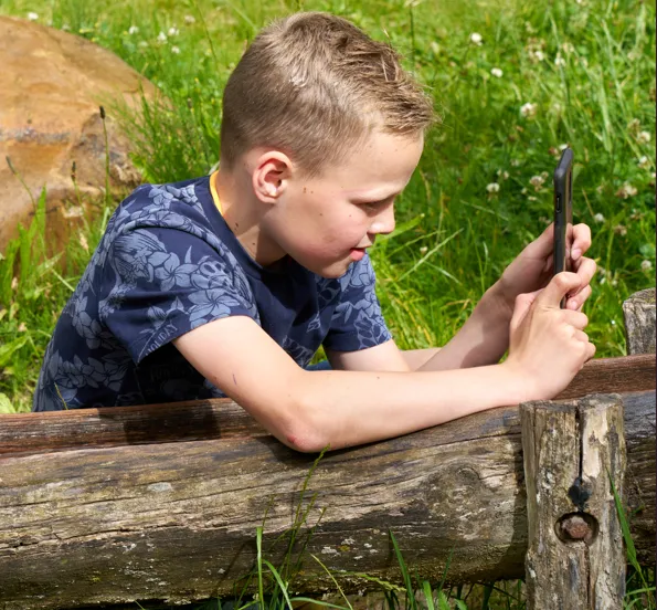 kinderen van de piezo talentenacademie in oosterheem ontdekken de toeristische plekjes in hun wijk fotograag leon koppenol