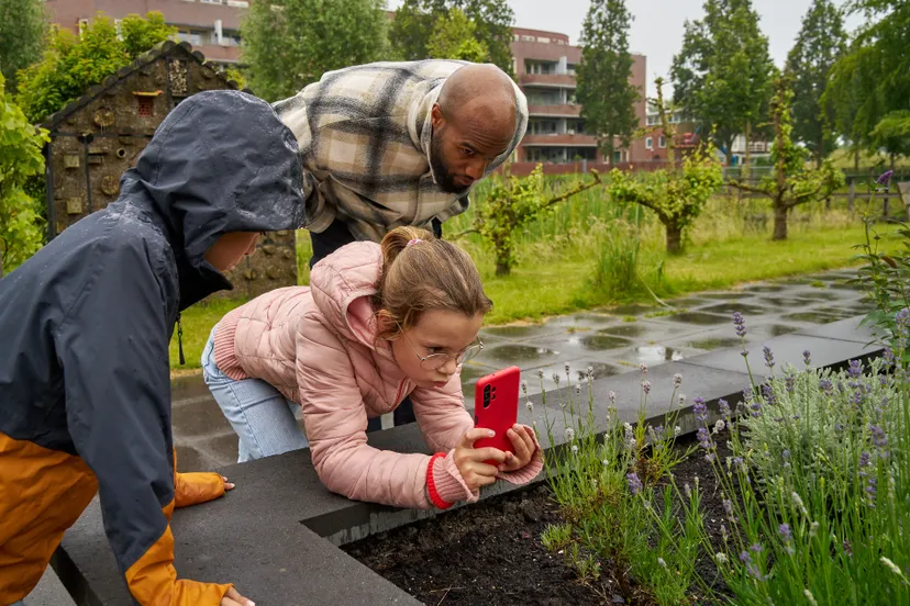 kinderen van de piezo talentenacademie in rokkeveen maken toeristische fotos van een regenachtig zoetermeer fotograaf leon koppenol