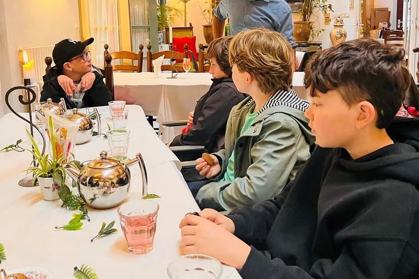 kinderen van de piezo talentenacademie leren van een medewerker hoe het is om in de bakkerswinkel te werken foto stichting piezo