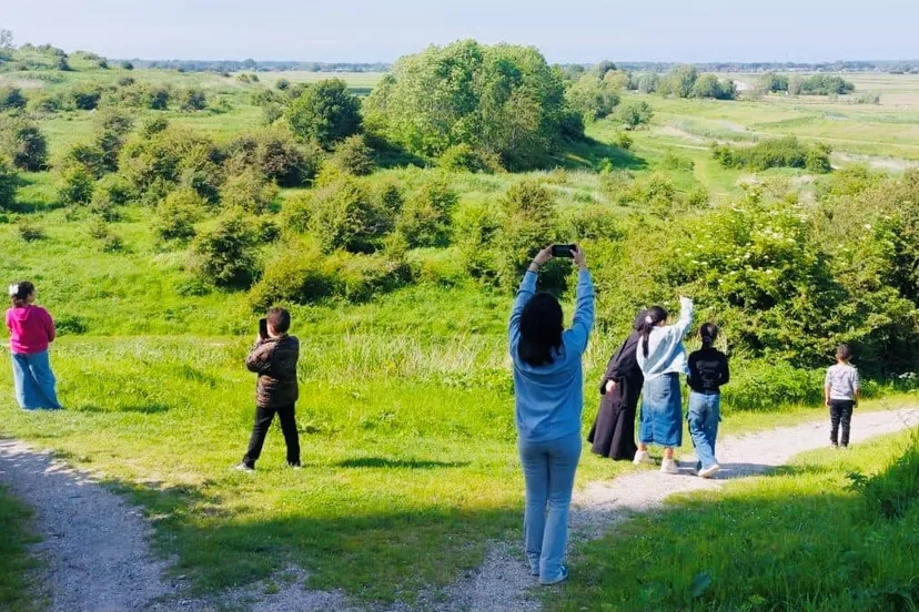 kinderen van de piezo talentenacademie leren van leon koppenol fotograferen in het buytenpark foto stichting piezo