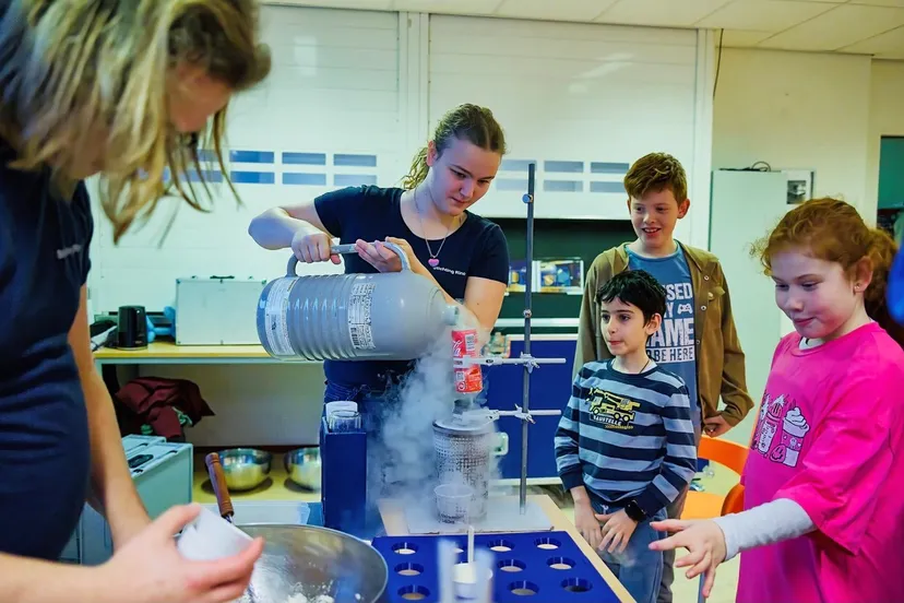 kinderen van de piezo talentenacademie meerzicht krijgen een gastles van studenten scheikunde foto stichting piezo