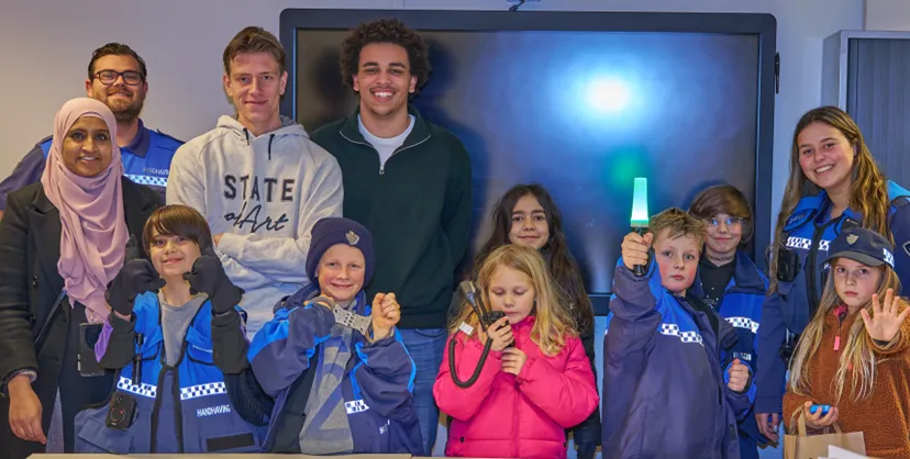 kinderen van de piezo talentenacademie oosterheem brachten een werkbezoek aan team handhaving fotograaf leon koppenol