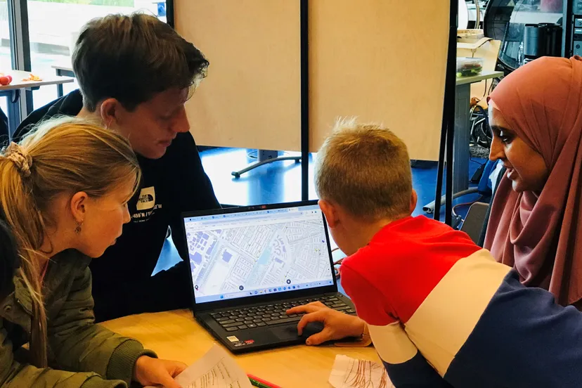 kinderen van de piezo talentenacademie sector orde en veiligheid leren hoe ze digitaal een melding bij de gemeente kunnen doen foto stichting piezo 1