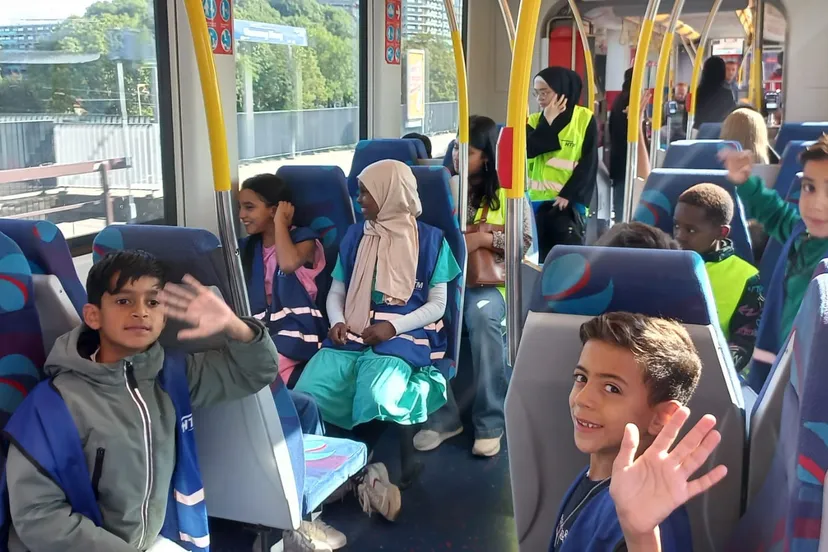 kinderen van de piezo talentenacademie sector orde en veiligheid maakten kennis met werken bij de htm foto stichting piezo