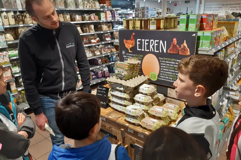 kinderen van de piezo talentenacademiebezochten de biologische supermarkt van eko plaza foto stichting piezo