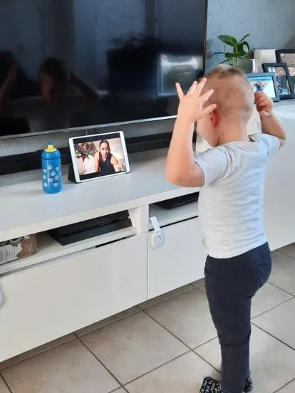 kindje thuis in actie