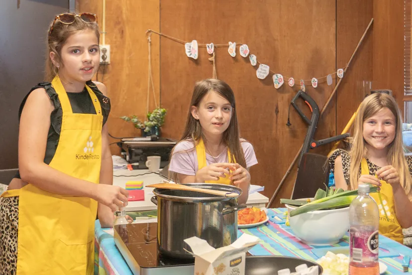 kooklessen voor kinderen tijdens de zomervakantie fotograaf jeroen stahlecker