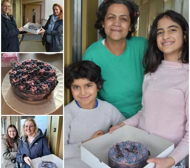 kookmaatje maakt verjaardagstaarten