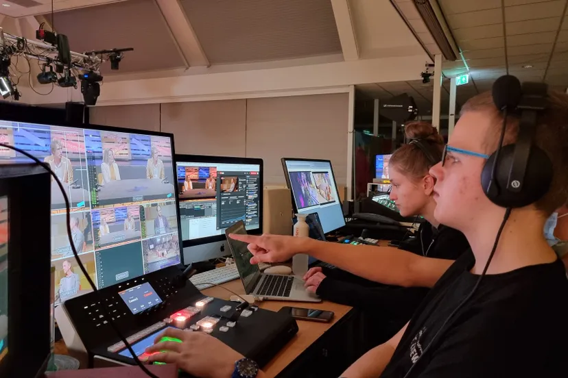leerlingen onc parkdreef verzorgen de techniek tijdens de livestream