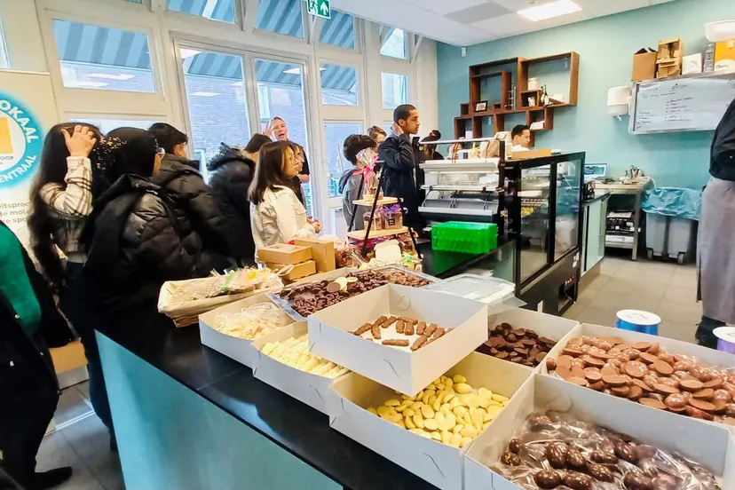 leerlingen piezo talentenacademie internationale schakelklas op werkbezoek bij de zoetelaar foto stichting piezo