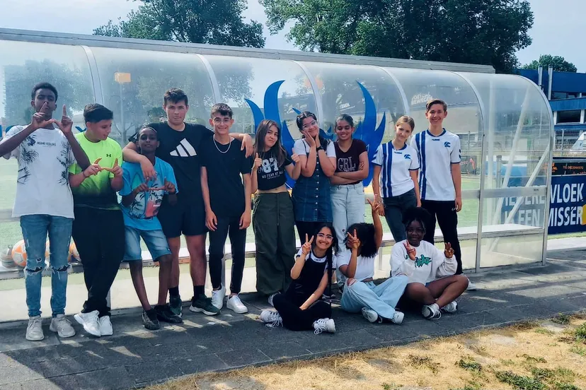 leerlingen van de internationale schakelklas brengen met de piezo talentenacademie een bezoek aan korfbalvereniging phoenix foto stichting piezo