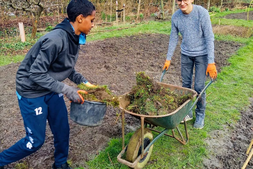 leerlingen van de internationale schakelklas ontdekken bij de piezo talentenacademie hoe leuk werken in het groen is foto stichting piezo
