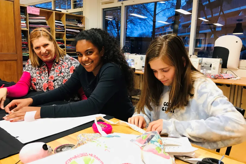 maak je eigen outfit bij de tienernaailes in de ambachtenwerkplaats foto stichting piezo