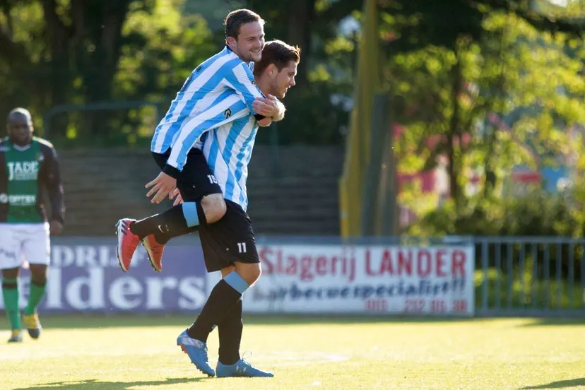 mark van domburgh wordt bejubeld na zijn doelpunt