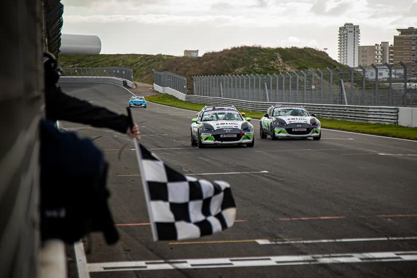 maxime oosten en mialntteekens close finish d4a4404