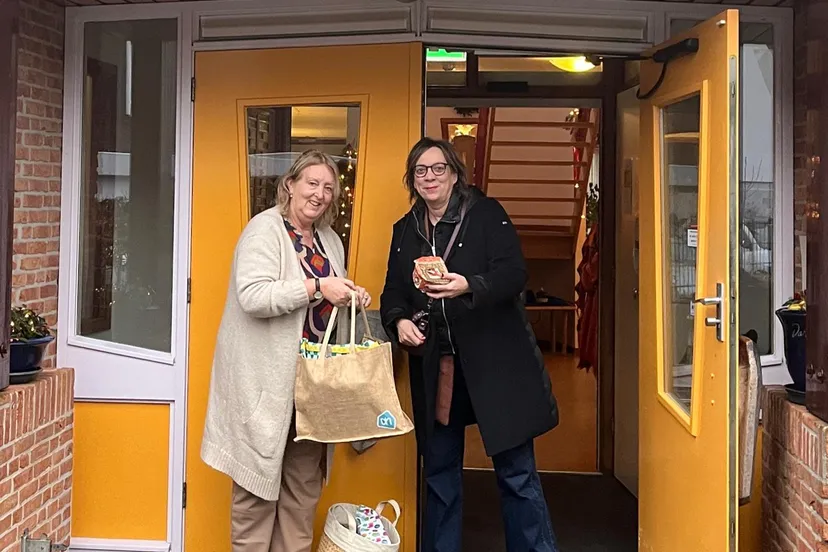 medewerkers therapeuticum aurum doneren kerstcadeaus aan stichting piezo foto stichting piezo