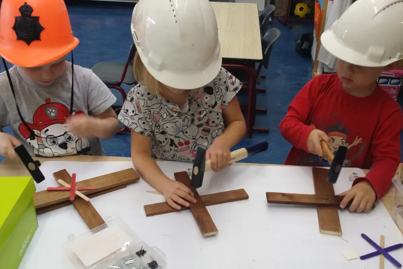 met de focus op de spijker