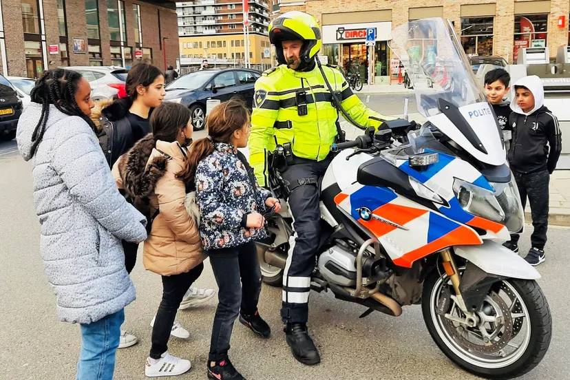 motoragent bezoekt de piezo talentenacademie fotograaf stichting piezo