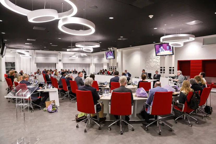 nestor van de raad marijke van der meer tijdens afscheidsraad