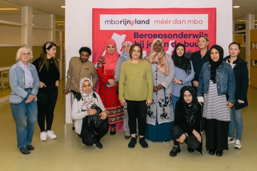 nieuwe mbo1 groep met vijftien enthousiaste deelnemers van start fotograaf jeroen stahlecker