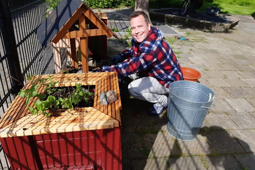 nldoet actie moestuinbakken vullen bij ambachtenwerkplaats