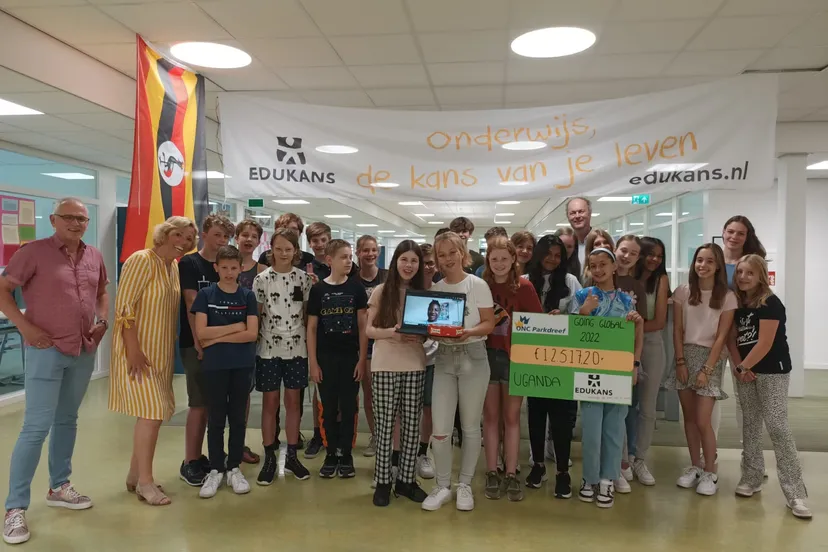 onc parkdreef haalt 12500 euro op voor beter onderwijs in oeganda