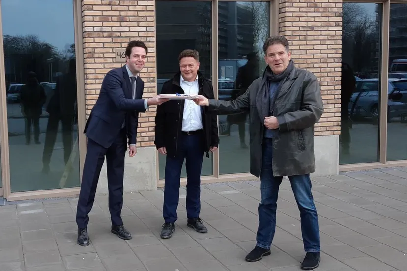 ondernemer ontvangt sleutel stadskwartier