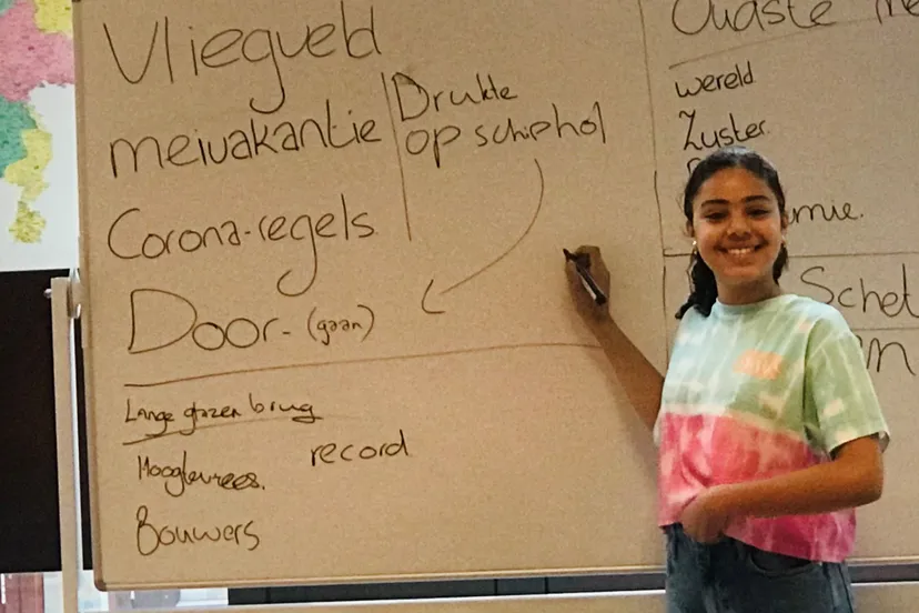 ook jongeren doen deze zomervakantie vrijwilligerswerk bij piezo zoals ondersteunen bij de taalles fotograaf piezo