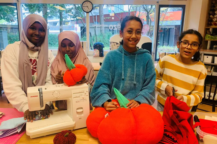 oude kleding wordt omgetoverd in pompoenen foto stichting piezo