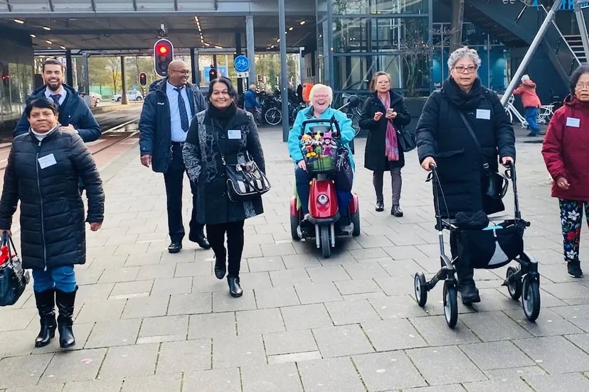 ouderen van het vonkje doen ervaring op met reizen met het ov foto htm