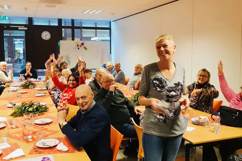 ouderen van het vonkje hebben genoten van een heerlijke kerstlunch foto stichting piezo