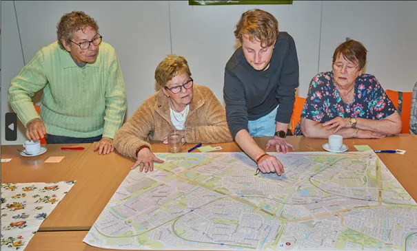 ouderen van het vonkje in palenstein in gesprek met architecten over cultuur en hun plek fotograaf leon koppenol