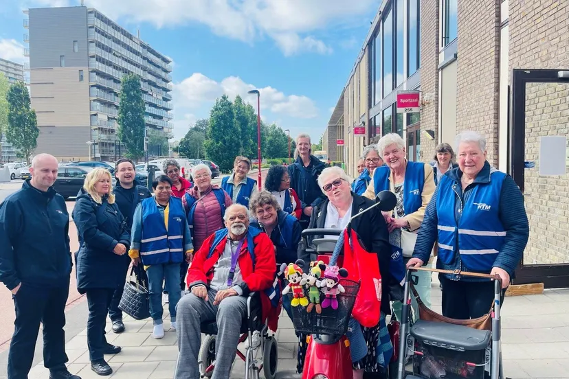 ouderen van het vonkje op stap met de htm foto stichting piezo