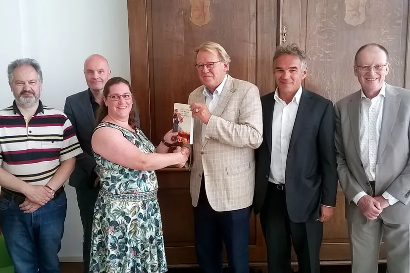 overhandiging boek aan cdk jaap smit
