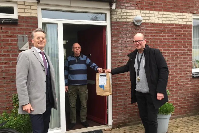 overhandiging ledpakket wethouder robin paalvast