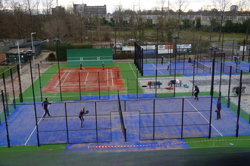 padelbaan met mensen2