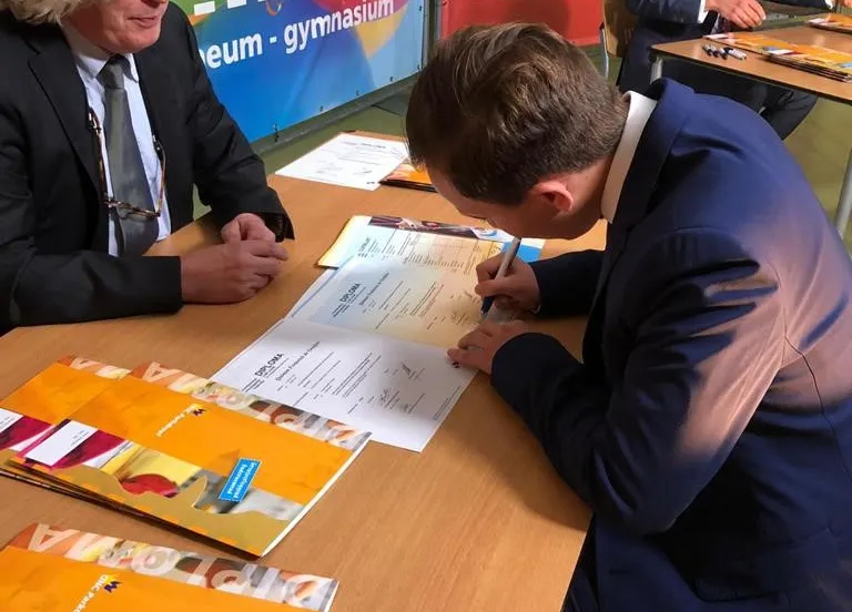 quinten tekent zijn diploma