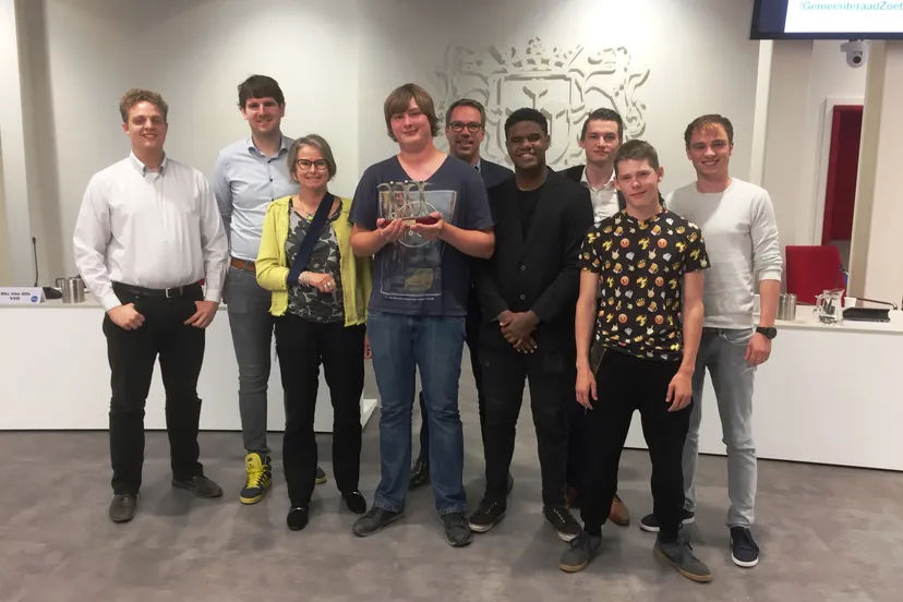 raadsleden en studenten scholierendebat10041