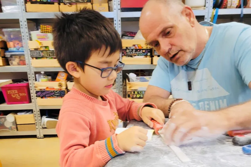 speksteen snijden bij de kinder ambachtenwerkplaats fotograaf stichting piezo
