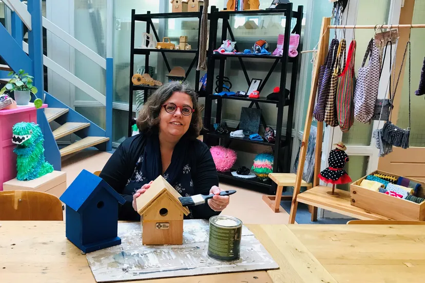 stichting piezo zoekt vrijwilligers die willen helpen met het beschilderen van de producten uit de houtwerkplaats foto stichting piezo