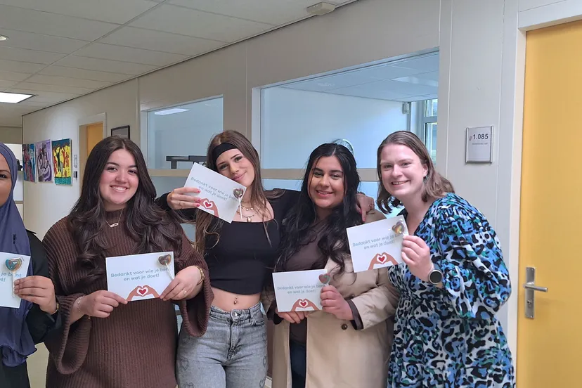 studenten met kaartje voor jonge mantelzorgers 2