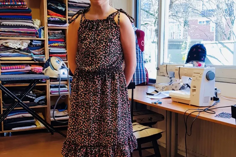 tieners maken hun eigen kleding op maandagmiddag in de piezo ambachtenwerkplaats foto stichting piezo