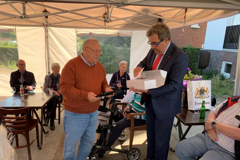 uitreiking chapeua beeld molen de hoop