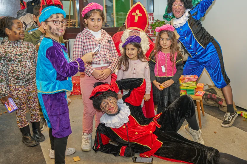 veel blije gezichten bij sinterklaasfeest rotary en piezo fotograaf leon koppenol