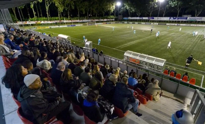 verlicht voetbalveld