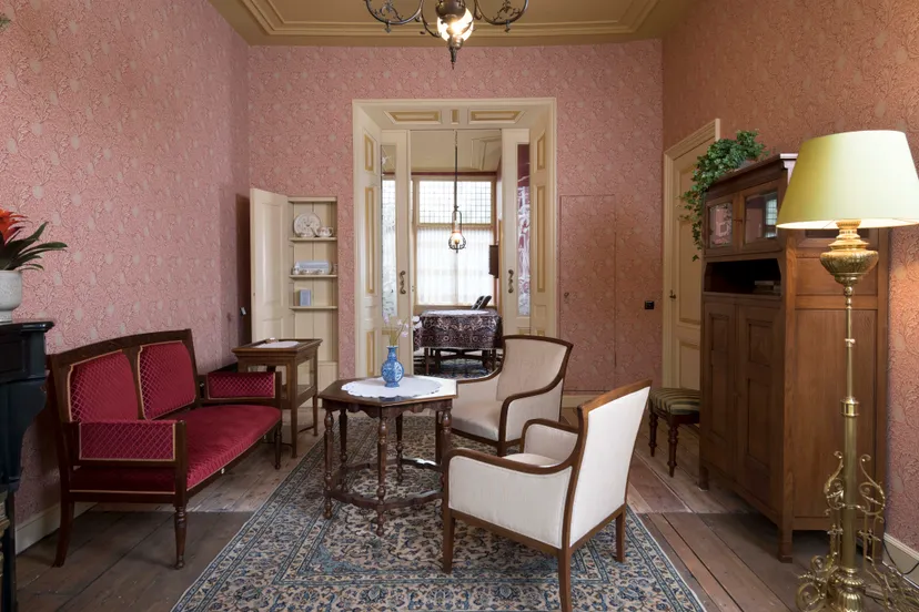 voorkamer met fraaie schuifdeuren naar achterkamer verkleind