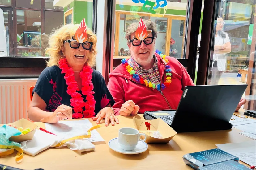 vrijwillige sfeermakers van het vonkje verzorgen een muziekbingo foto stichting piezo