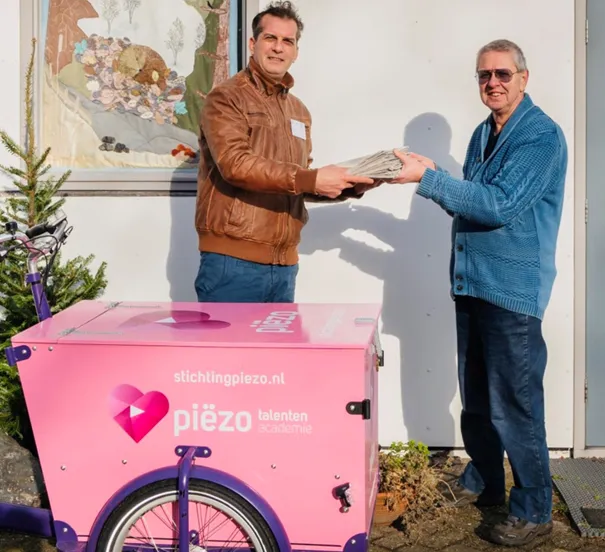 vrijwilliger elias overhandigt de eerste slaapzakken aan frits koffijberg van de egelopvang foto stichting piezo