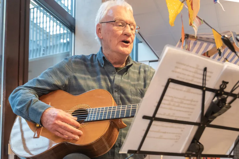 vrijwilliger kees neemt je tijdens de kennissessie voor ouderen mee in de nederlandse liedjes door de jaren heen fotograaf jeroen stahlecker
